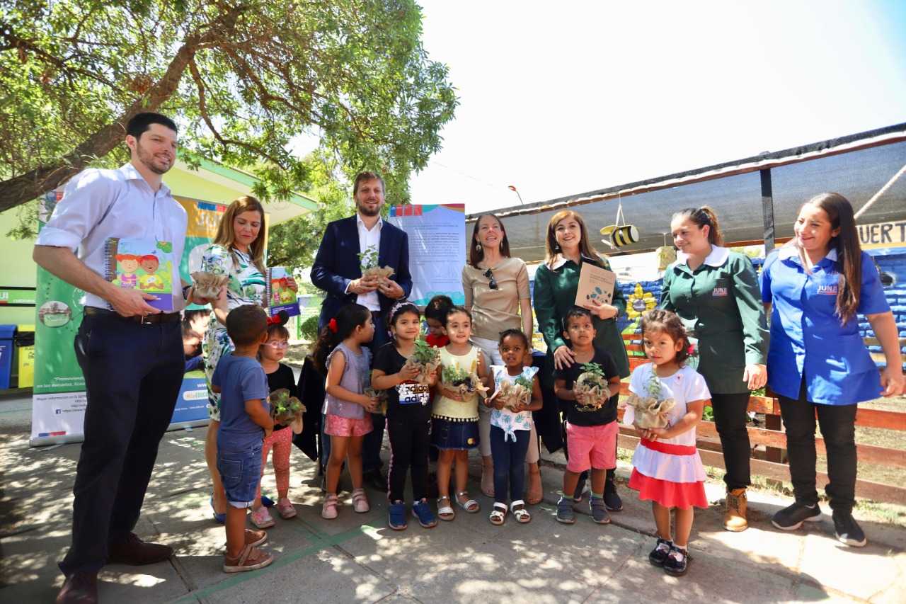 Firman convenio para extender la educación ambiental a toda la red de jardines infantiles de Chile