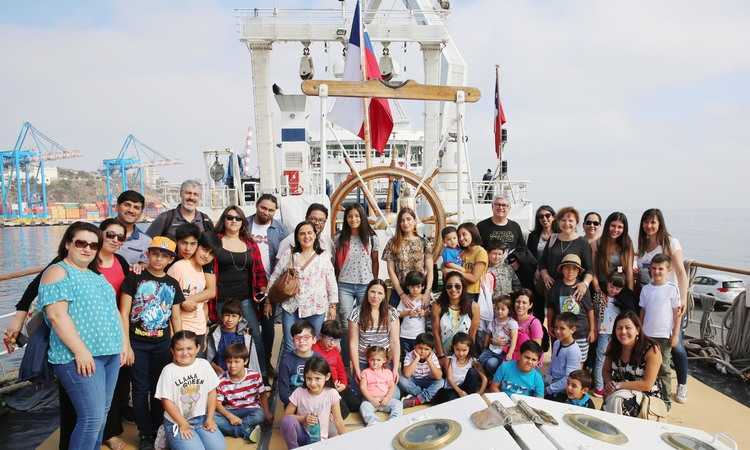 Funcionarios de la Subpesca y sus hijos visitan el buque «Escuela Esmeralda»