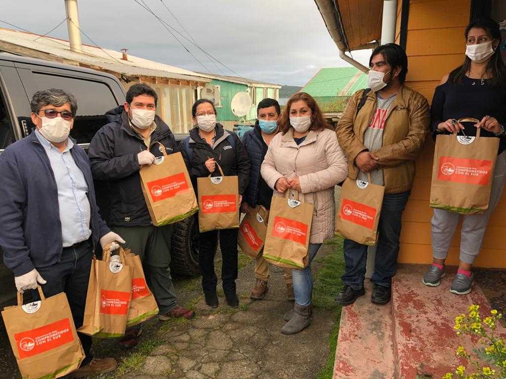 Salmonicultores donan a vecinos de Quellón implementos de protección e higiene
