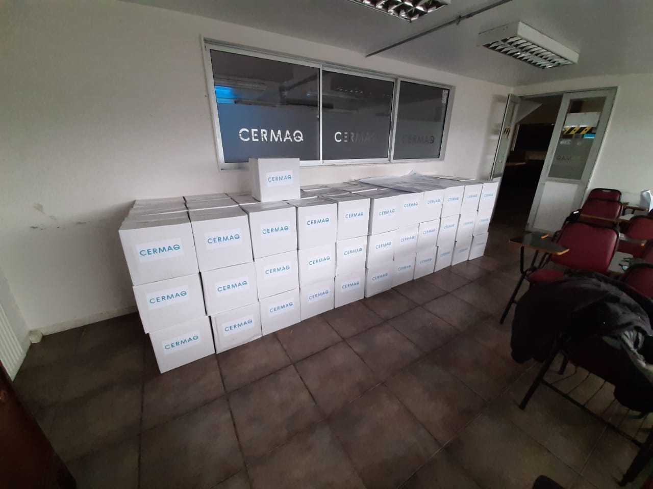 Cermaq entrega cajas de abarrotes a familias vulnerables de Dalcahue y Río Bueno