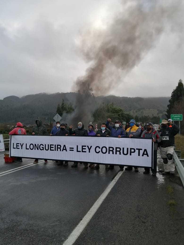 Pescadores se manifiestan contra el Gobierno con toma de carretera en La Araucanía