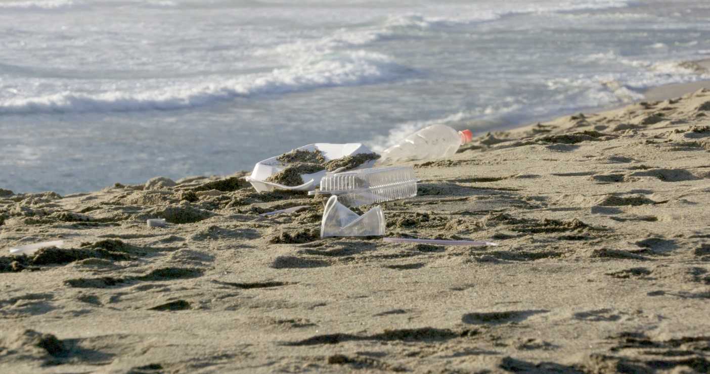 Celebran aprobación en el Senado de proyecto que regula plásticos de un solo uso y botellas desechables