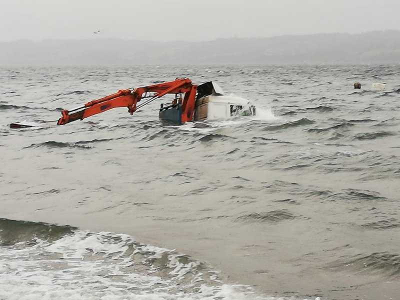 [+FOTOS] Chiloé: Camión mitilicultor se hunde en el mar
