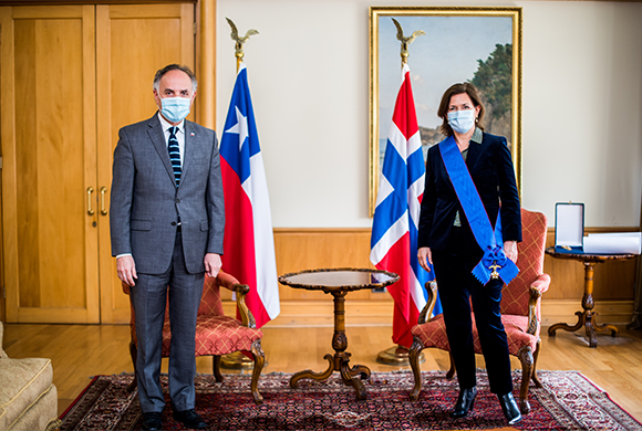 Condecoran a embajadora de Noruega por término de su misión en Chile