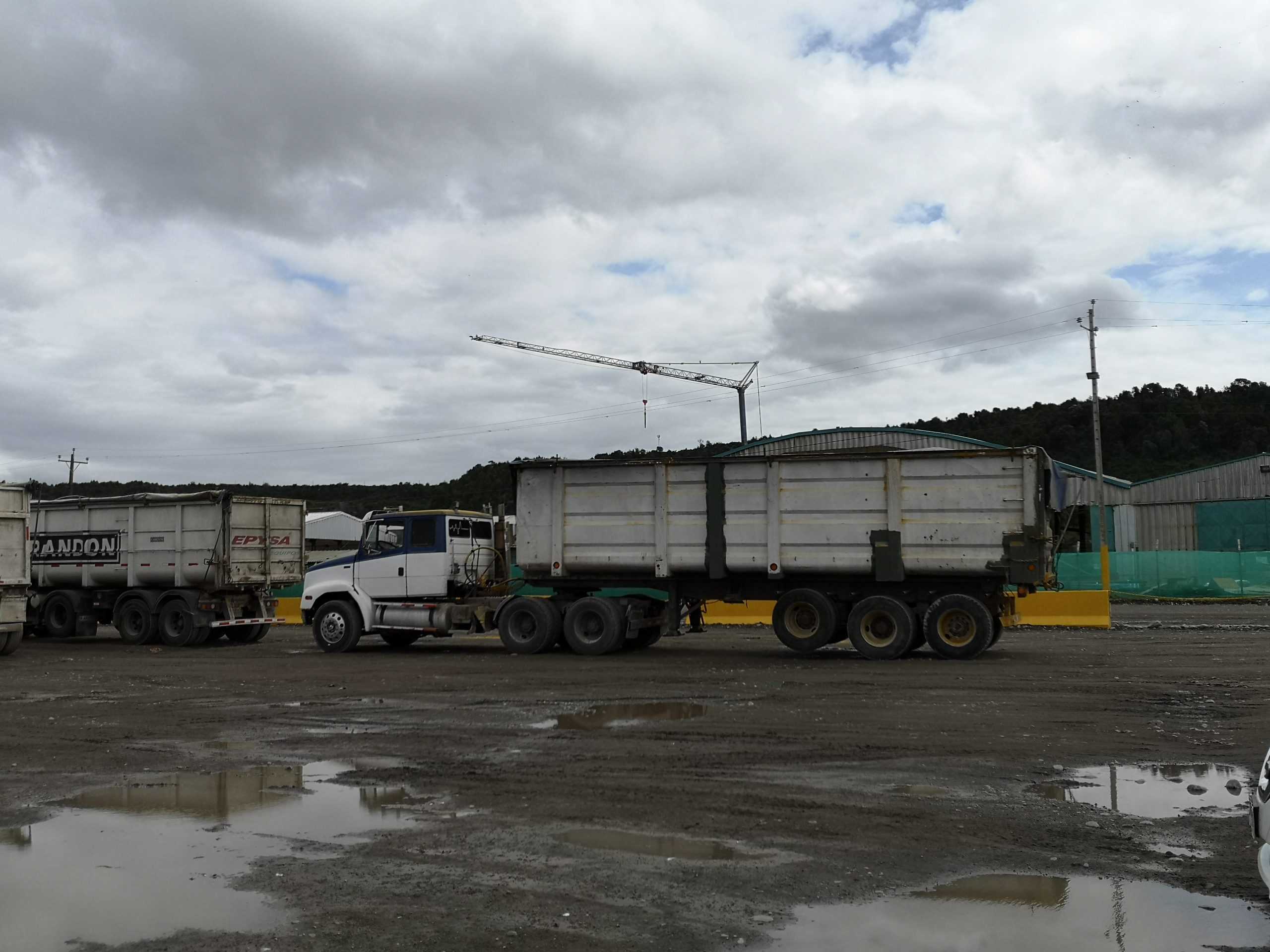 Los Lagos: Conductores de camiones exigen mejores condiciones de trabajo y advierten tomas