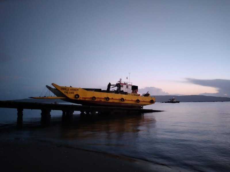 [+FOTOS] Barcaza «Caballo Marino» vara en el puerto de Queilen