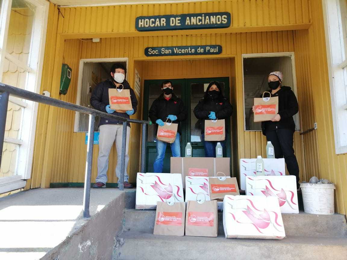 Donan salmón y kits sanitarios a hogares de adultos mayores de Ancud
