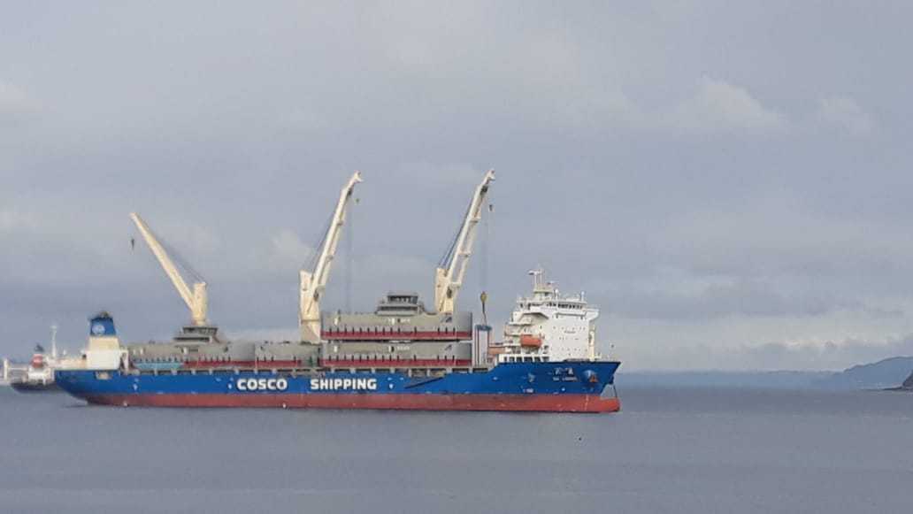 Buque de Cosco Shipping desembarca pontones salmonicultores en Puerto Montt