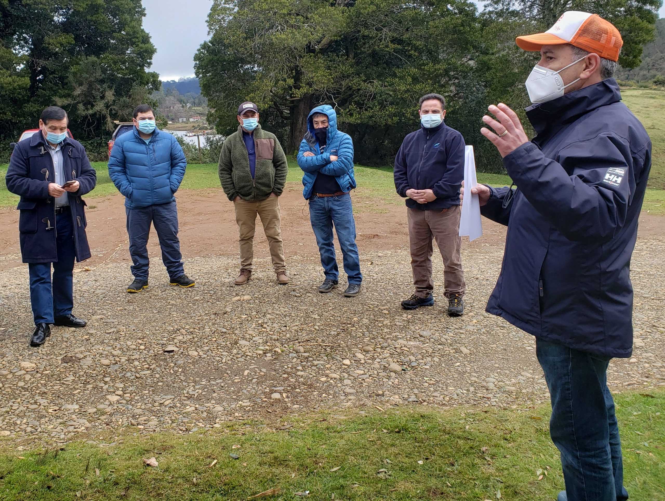Salmonicultores entregan elementos de protección personal en Niebla y Corral