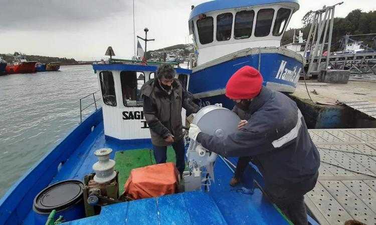 Pescadores de Calbuco estrenan equipos para proteger sus capturas del lobo marino