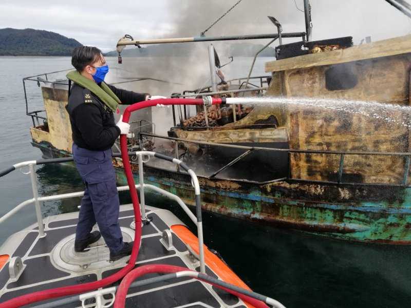 [+FOTOS] Trabajadores del salmón apoyaron en emergencia marítima