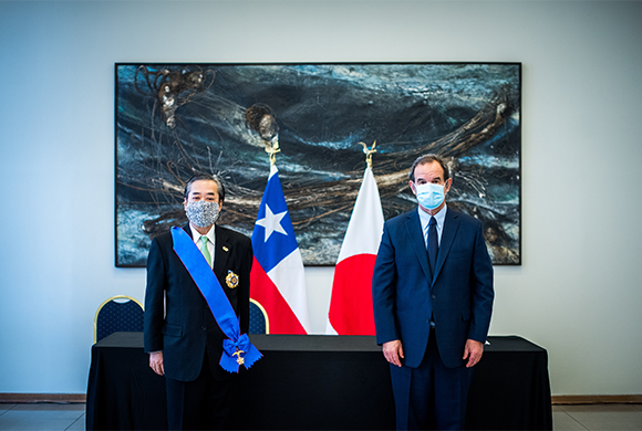 Condecoran a embajador de Japón en Chile