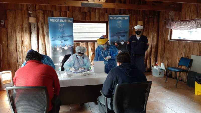 Para quienes desarrollan actividades marítimas: En Calbuco se realizó operativo preventivo de exámenes PCR