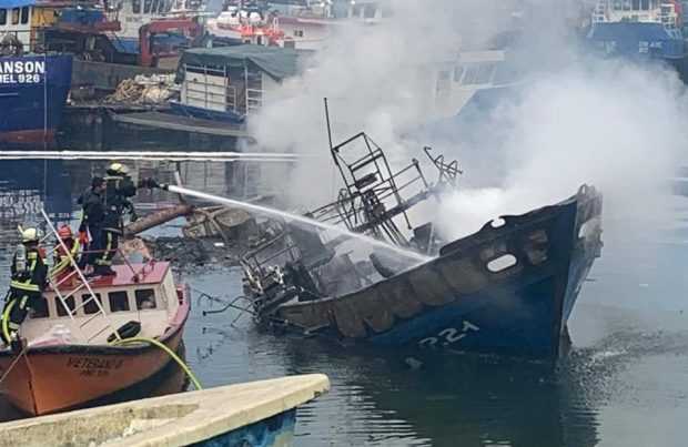 Embarcación se incendió en caleta Anahuac de Puerto Montt