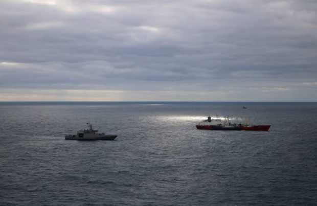[+FOTOS] Con avión y patrullero: La Armada fiscalizó a la flota pesquera china