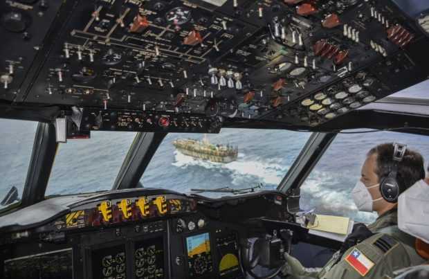 [+FOTOS] Con avión y patrullero: La Armada fiscalizó a la flota pesquera china