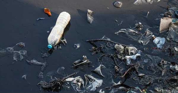 Estudio destaca tecnologías inteligentes para abordar la contaminación por plásticos en el agua
