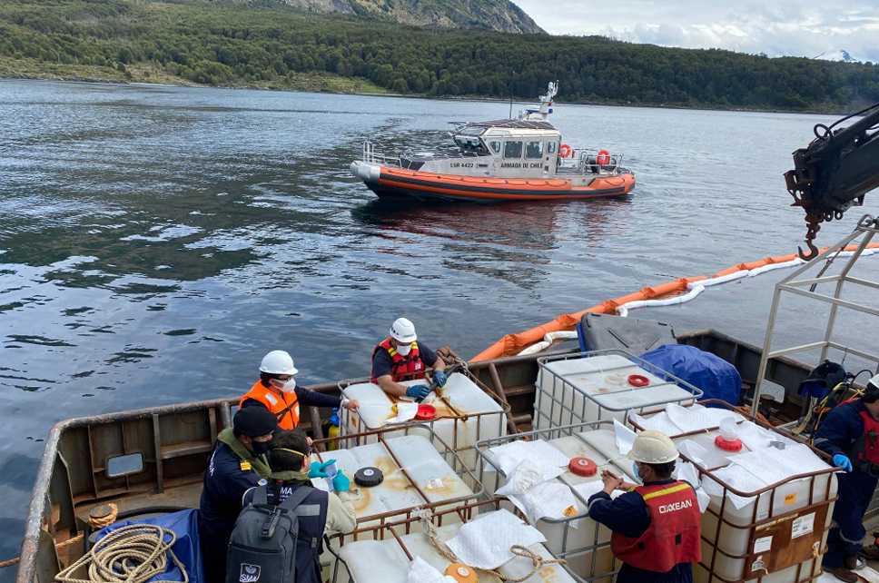 Puerto Natales: Autoridad Marítima supervisó retiro de combustible desde artefacto naval hundido