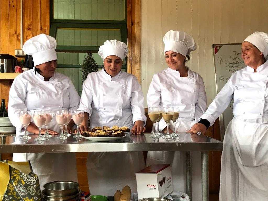 Algueras y mariscadoras chilotas reciben del Gobierno 151 equipos de cocina