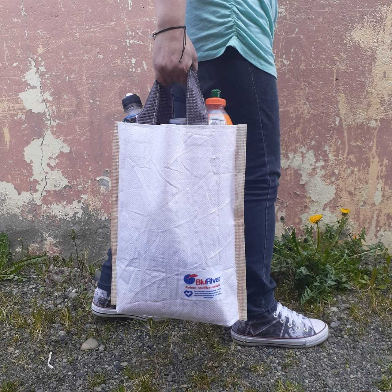 En Magallanes: Alianza entre BluRiver y Puro Viento transforma maxisacos en bolsas reutilizables
