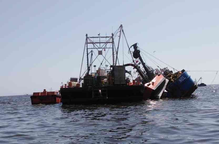 Rescatan a cinco tripulantes desde embarcación pesquera que se hundió en Arica