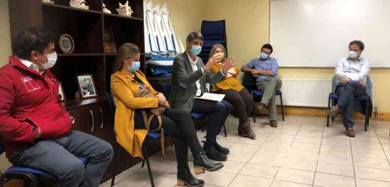 En Aysén: Ministro de Ciencia participó en conversatorio sobre algas nocivas