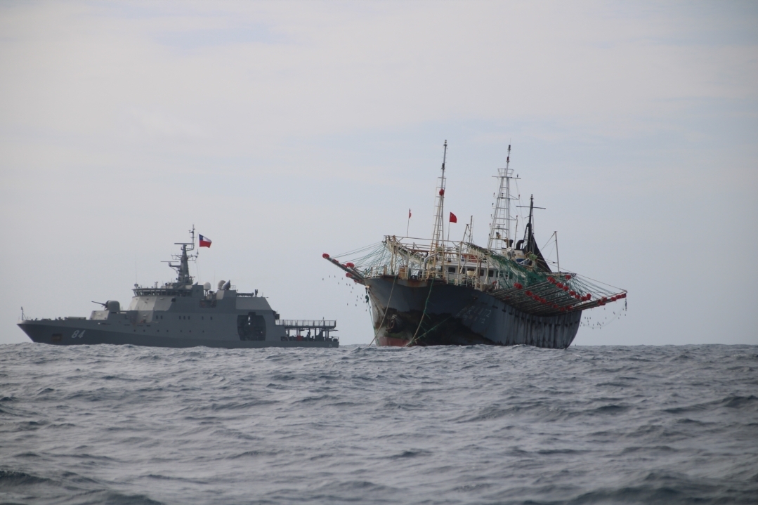 La Armada asegura que vigila el nuevo cruce de pesqueros factoría por aguas chilenas