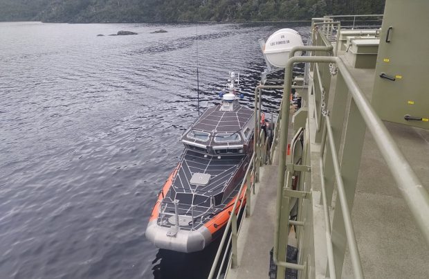 La PDI y la Armada fiscalizan centros de cultivo de salmón en Magallanes
