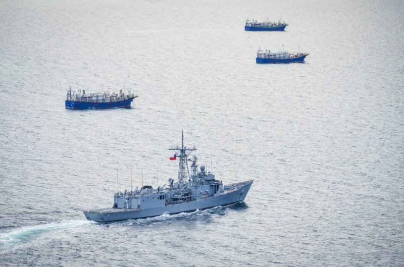 Armada asegura que pesqueros chinos abandonan aguas nacionales
