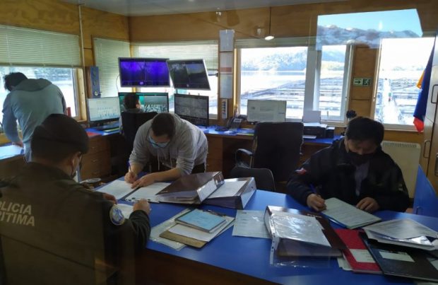 Continúa la fiscalización a centros de cultivo en Magallanes (foto Armada de Chile)