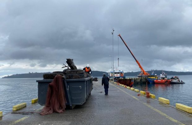 [+FOTOS] En Chonchi: Recogen 40 toneladas de basura del lecho marino (foto: Directemar)