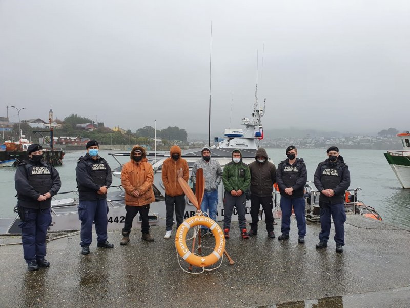 Chiloé: Armada rescata con vida a cinco tripulantes desde lancha que se estaba hundiendo
