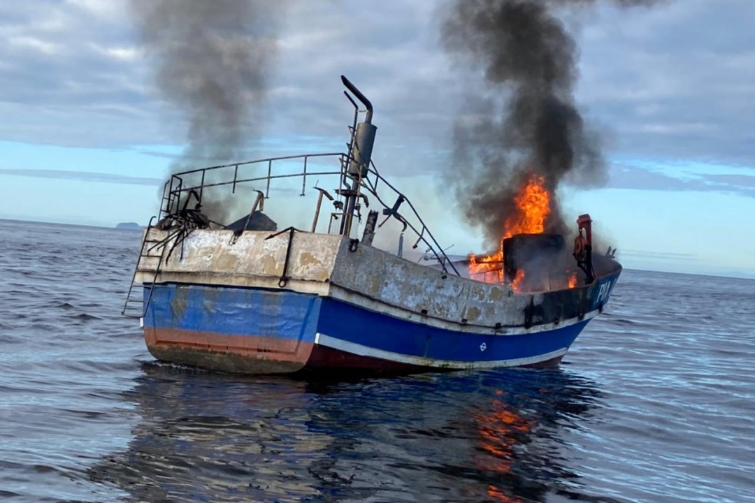 Autoridad Marítima rescata a cinco personas tras incendio a bordo de embarcación