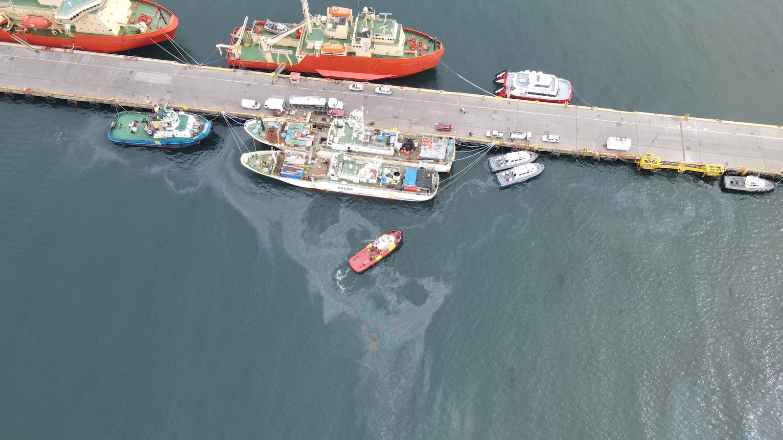 Punta Arenas: Autoridad Marítima desplegó operativo por derrame en Muelle Prat