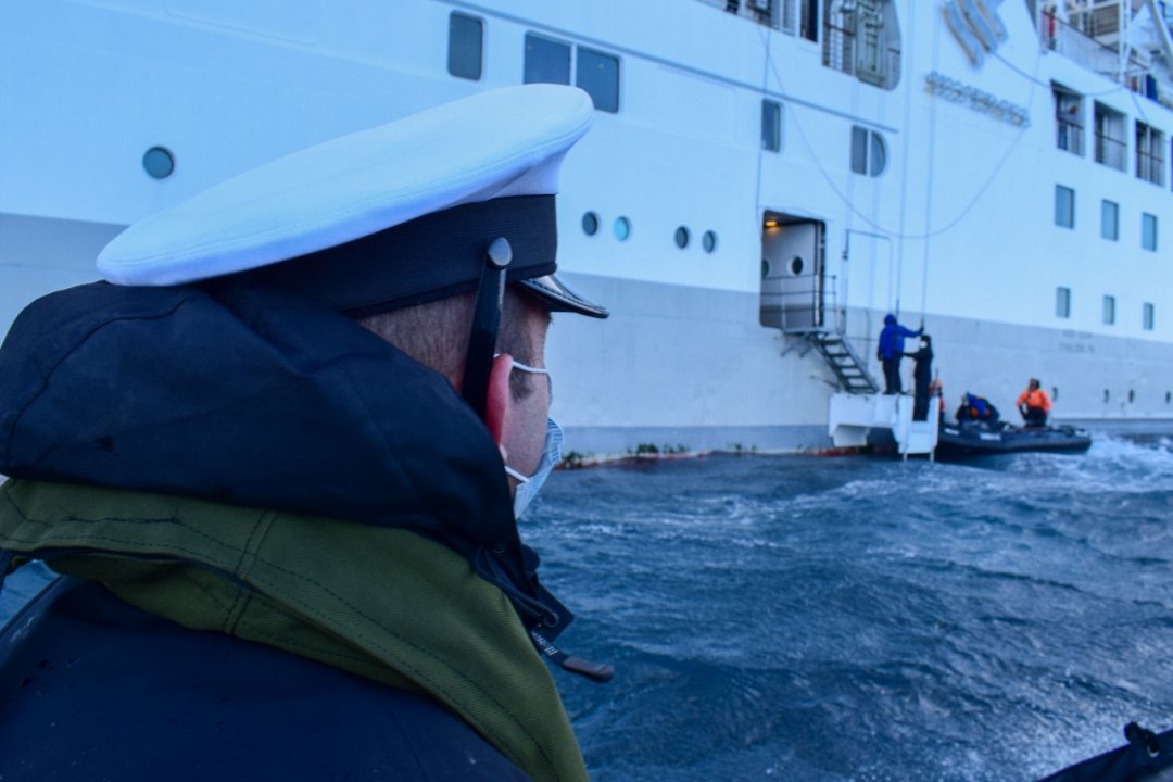 Armada apoyó evacuación médica de pasajera accidentada en crucero