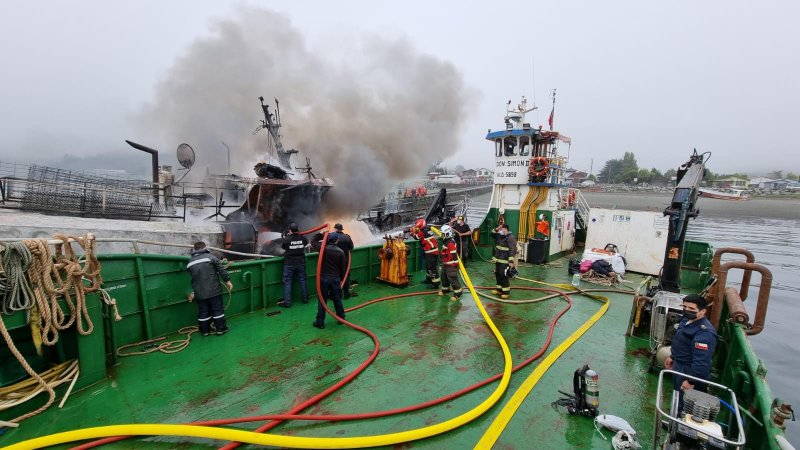 Personal naval ayudó a evacuar a siete tripulantes de lancha ante incendio