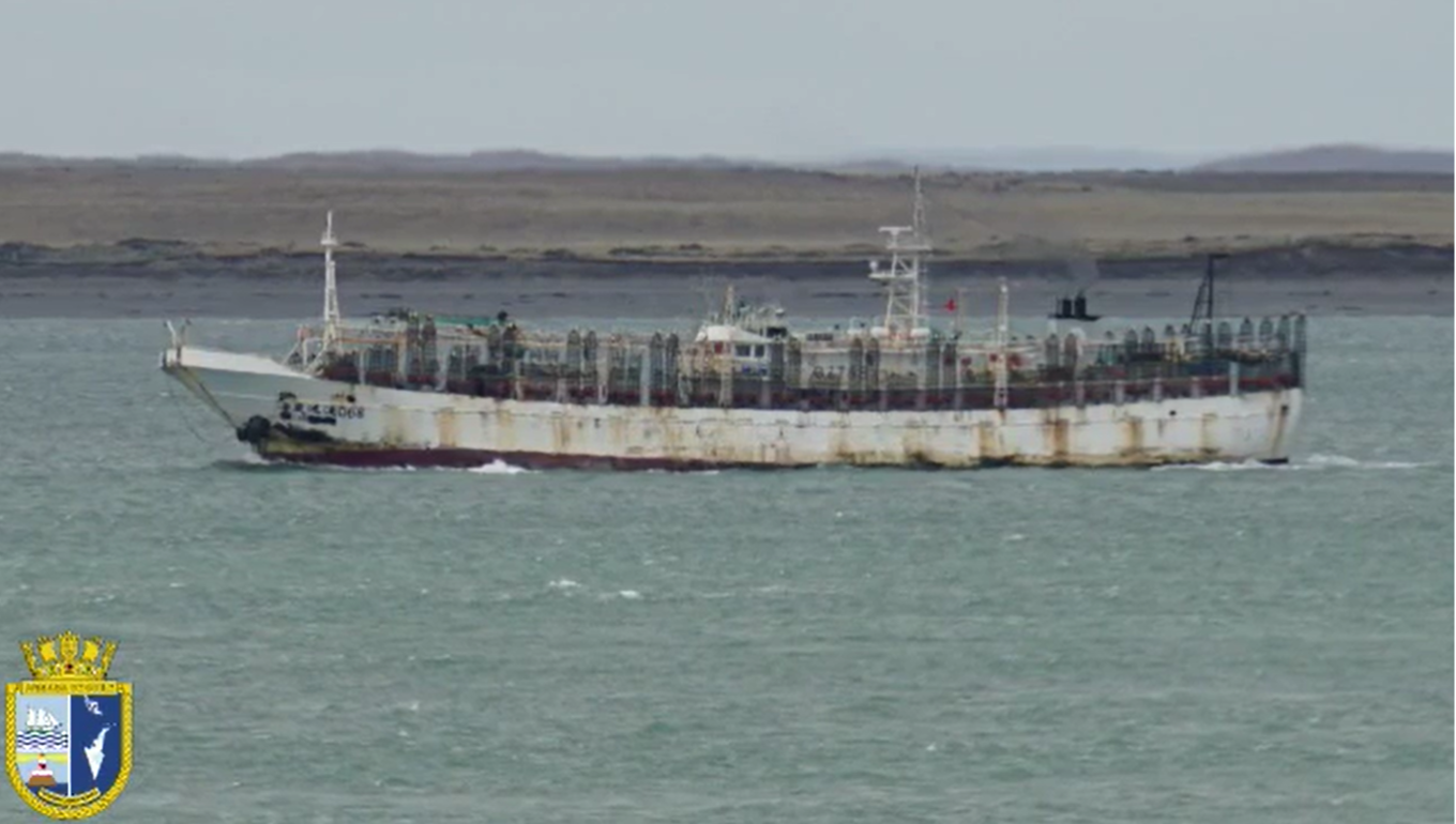 Armada controla tránsito de flota pesquera internacional en el Estrecho de Magallanes