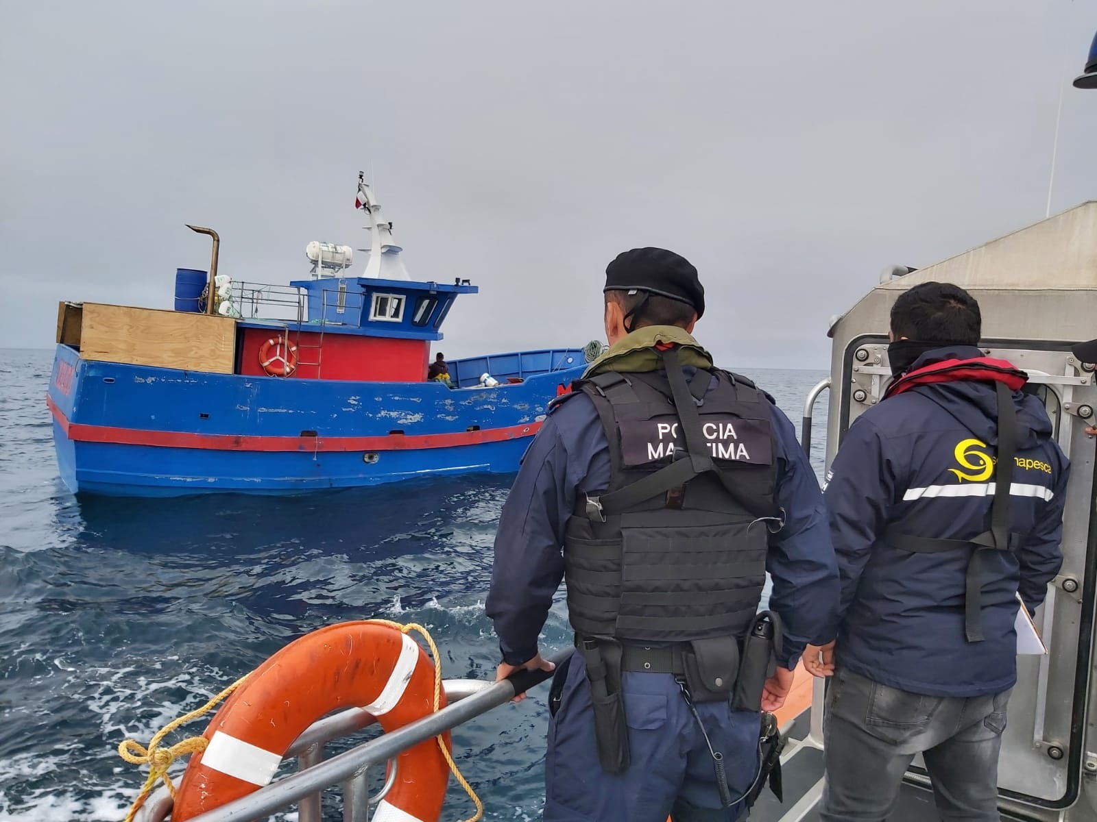 En fiscalización aérea sorprenden a embarcaciones ilegales operando en Los Ríos