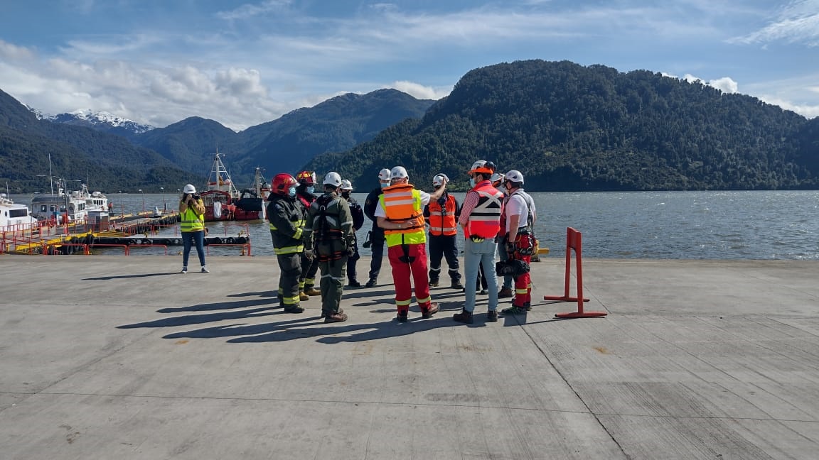 Fiordo Austral prepara simulacro de emergencia con las autoridades y comunidad