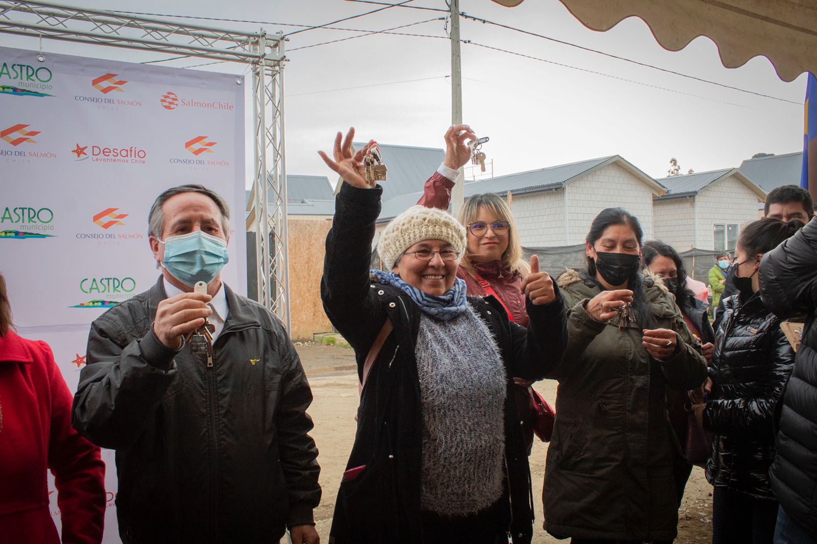 Castro: Autoridades regionales, salmonicultores y Desafío Levantemos Chile entregan primeras 12 viviendas habitables