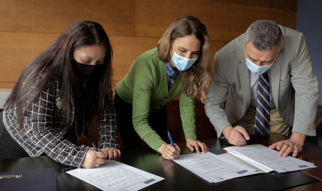 PacificBlu firma convenio con Corporación Educacional Nahuelquín
