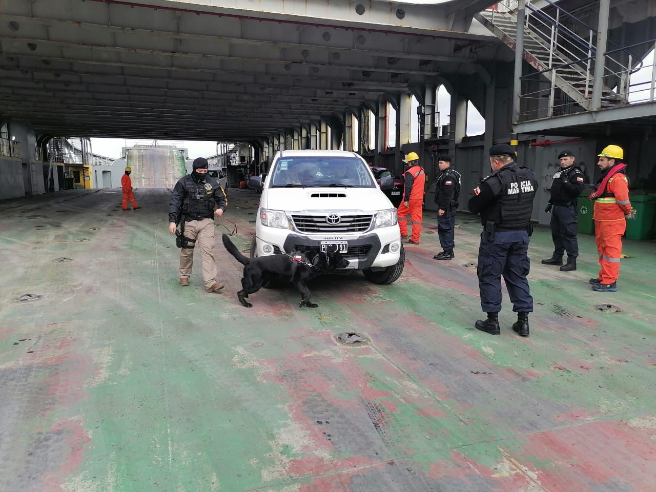 Policía Marítima realiza fiscalización en Primera Angostura del Estrecho de Magallanes