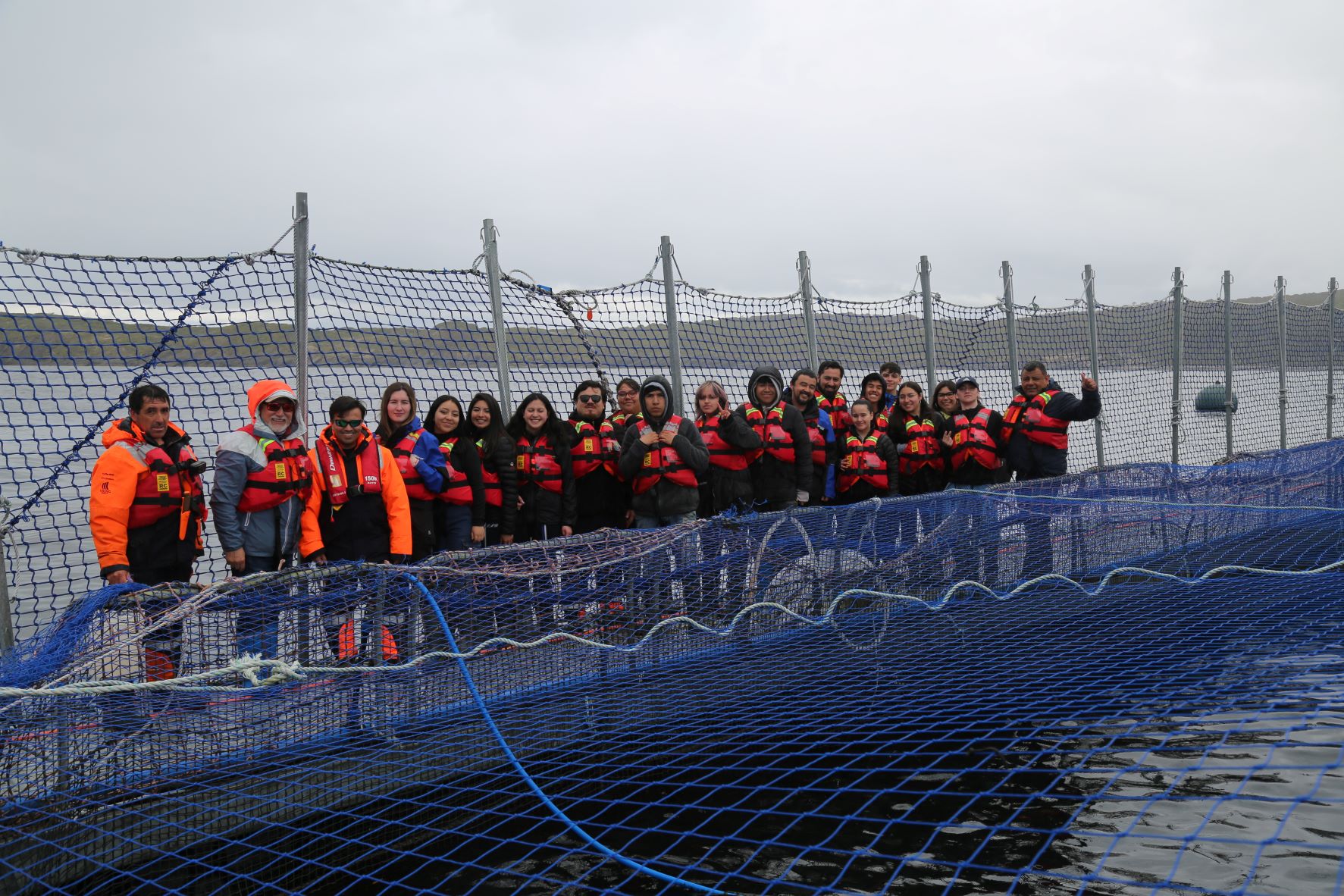 Alumnos del liceo María Behety visitan el centro Bahía León de salmones Blumar para aprender sobre acuicultura