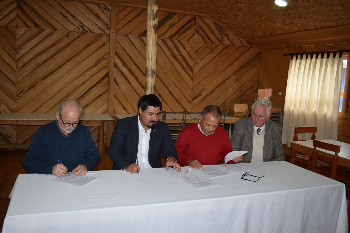 Favet de la Universidad de Chile renueva convenio con Liceo Bicentenario de Achao