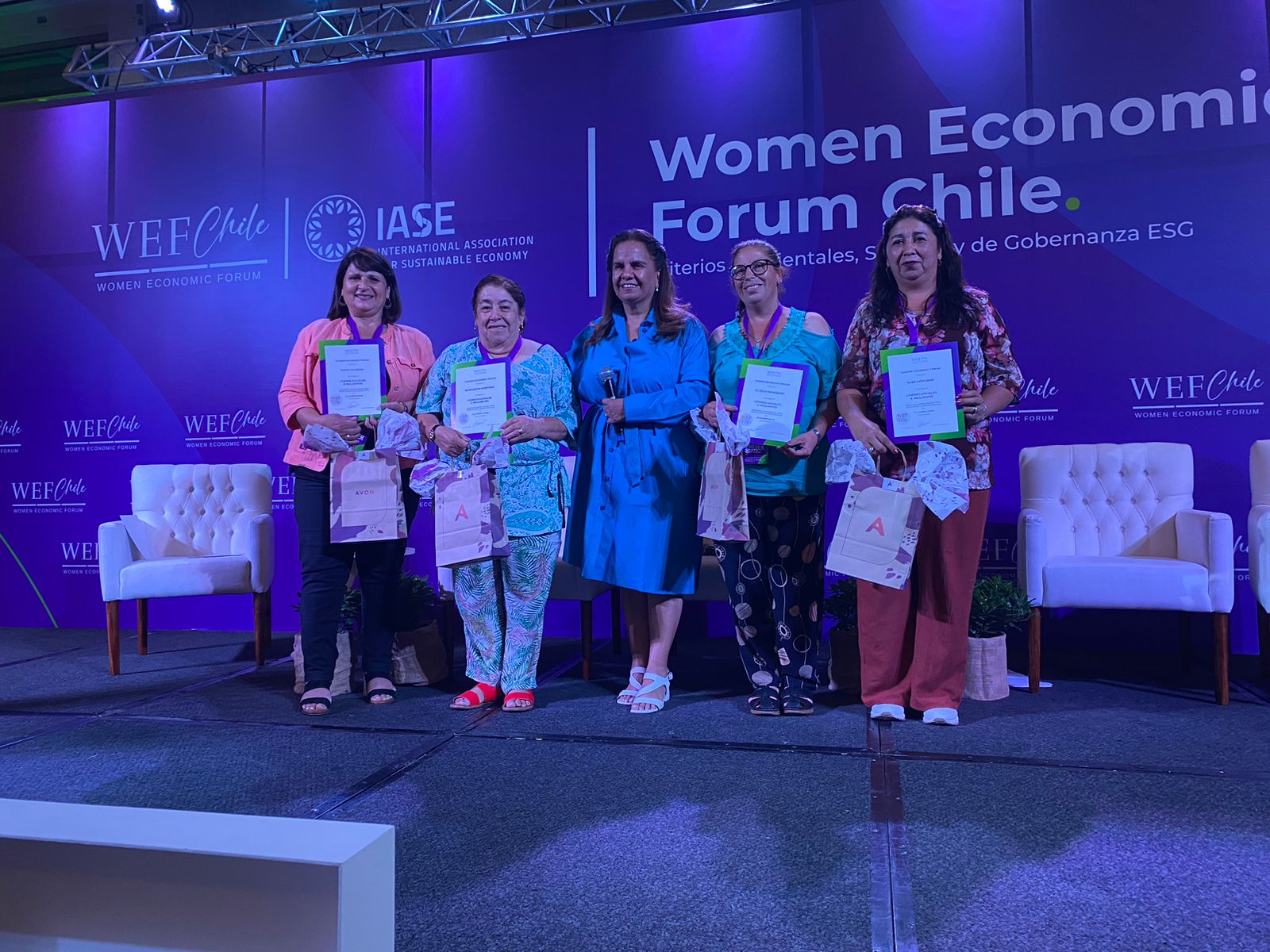 Dirigentas de Coronel reciben reconocimiento internacional en Women Economic Forum 2023
