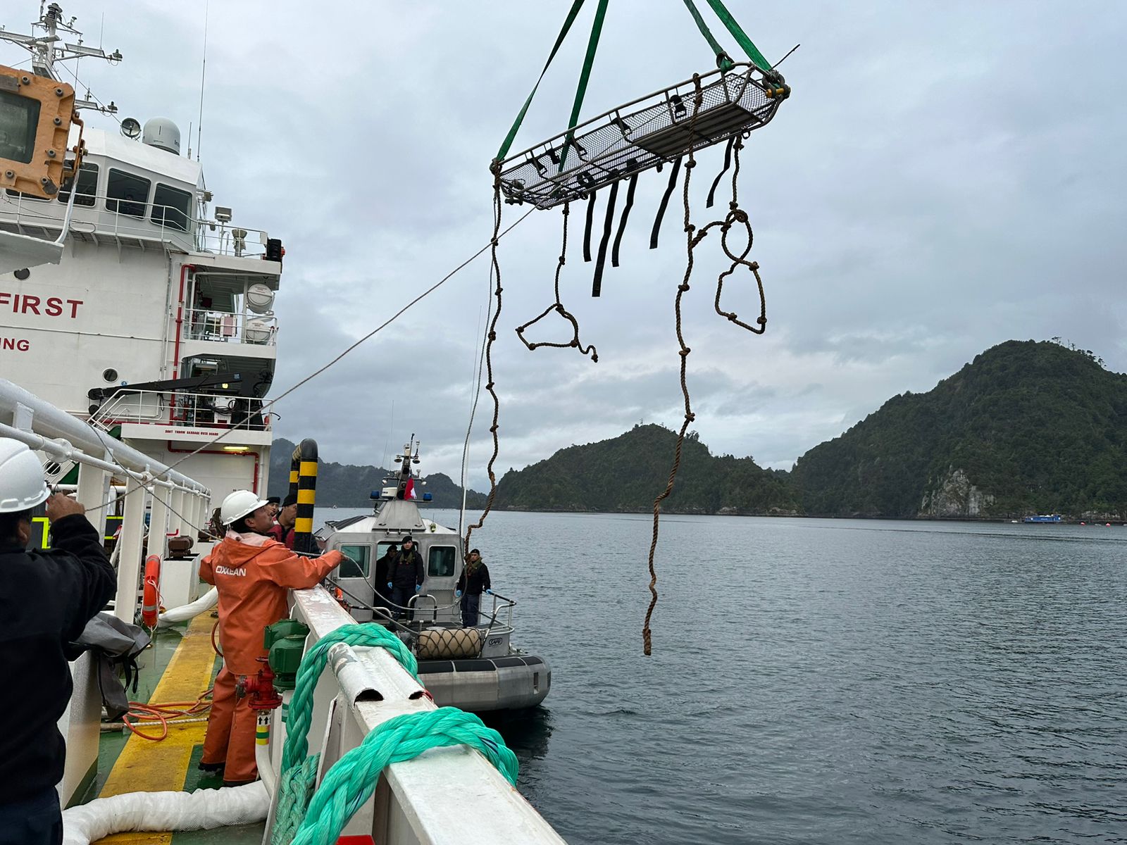 Logran recuperar cuerpo de buzo tras siniestro de catamarán en el estuario del Reloncaví