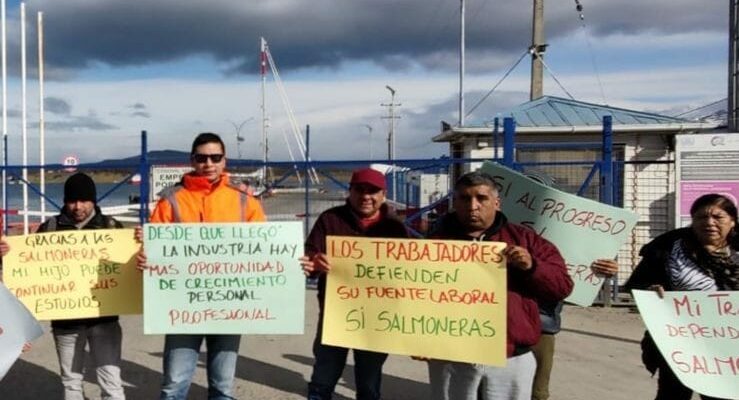 [LA + LEÍDA EL LUNES] Tripulación de Greenpeace no desembarcó en Natales por manifestaciones contra campaña antisalmoneras