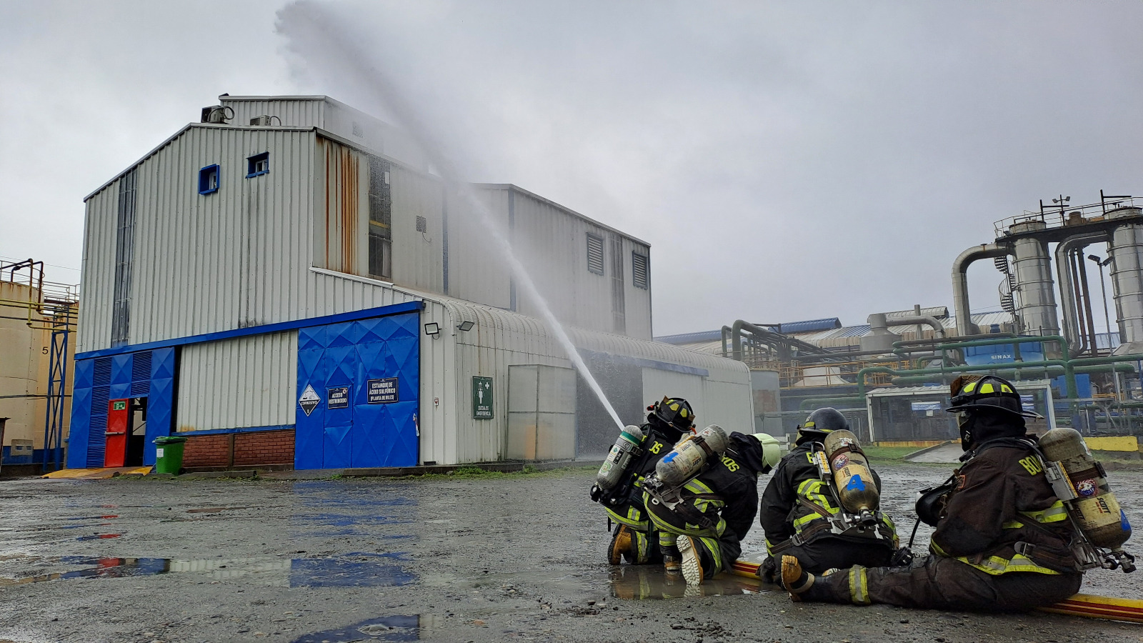 Fiordo Austral realiza exitoso simulacro de incendio en planta de Calbuco