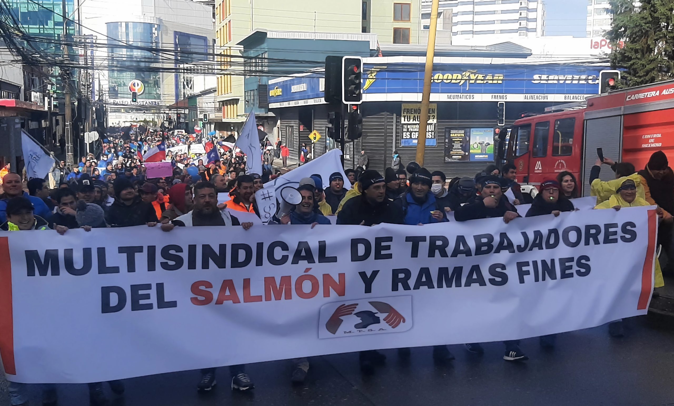 [LA + LEÍDA EL LUNES] Más de 10 mil trabajadores del salmón se movilizaron por tierra y mar contra proyecto de Ley SBAP