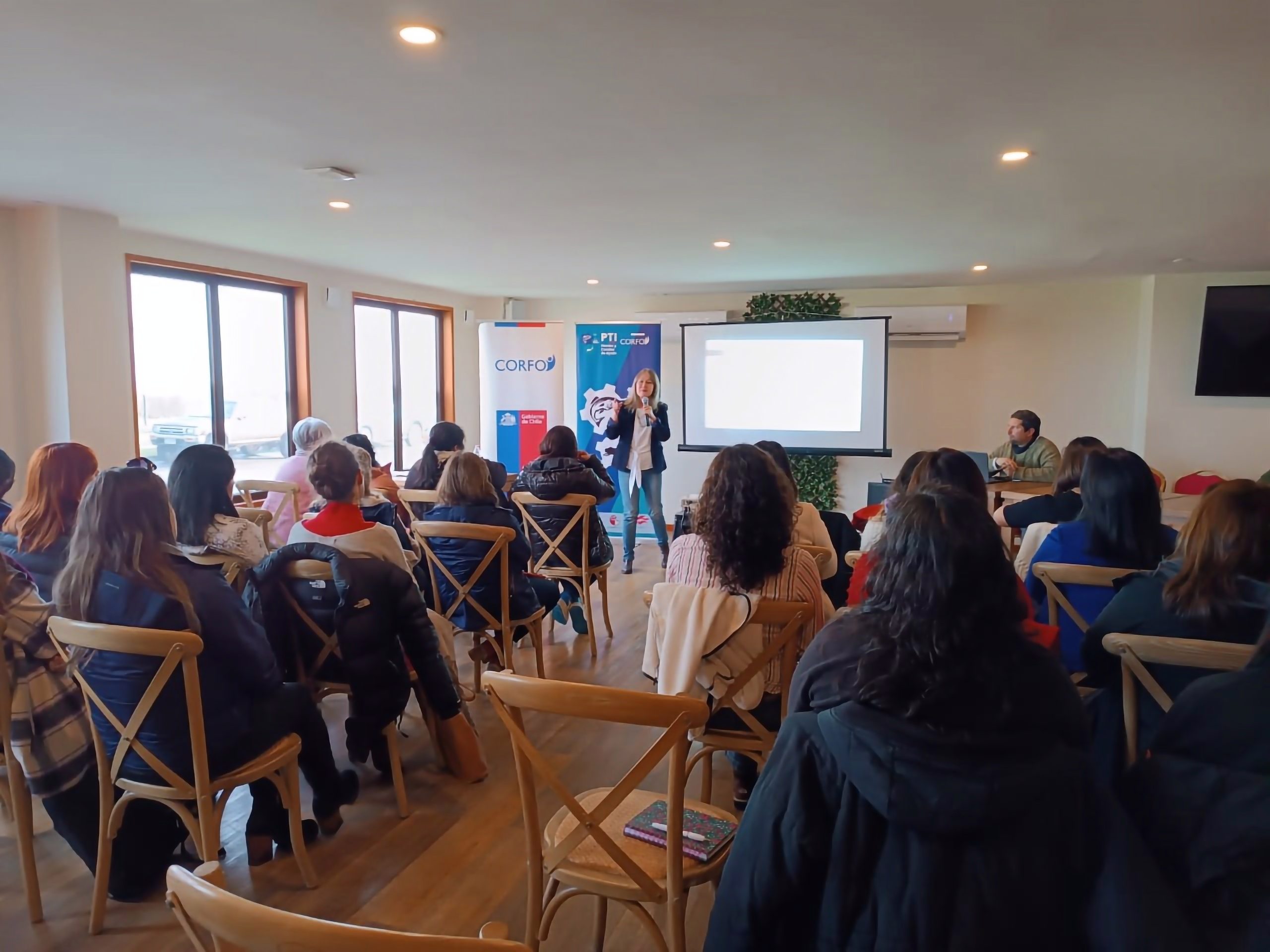 Aysén: Encuentro de mujeres en acuicultura destacó su papel en la industria